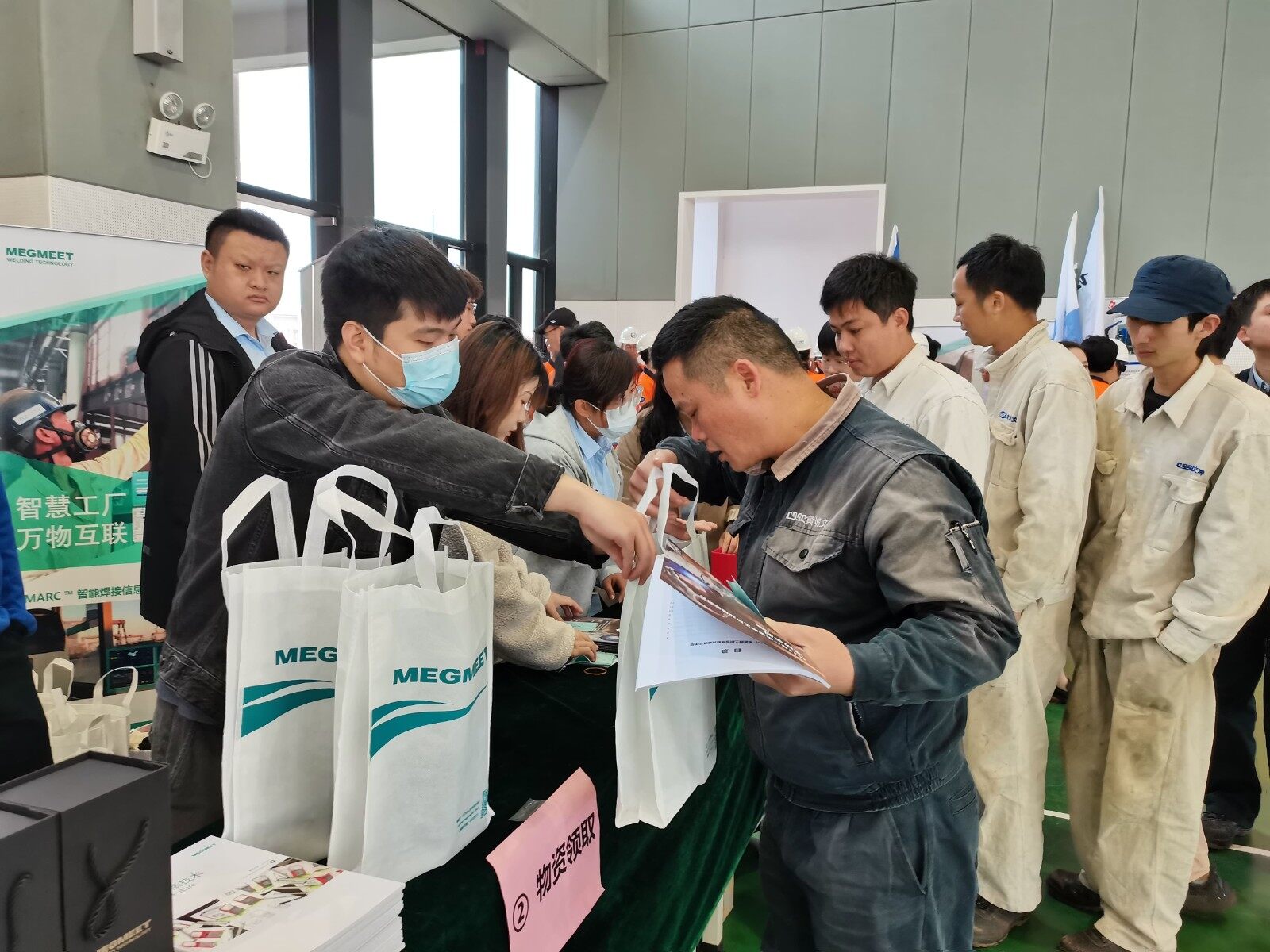 焊工簽到及領取麥格米特焊機禮品